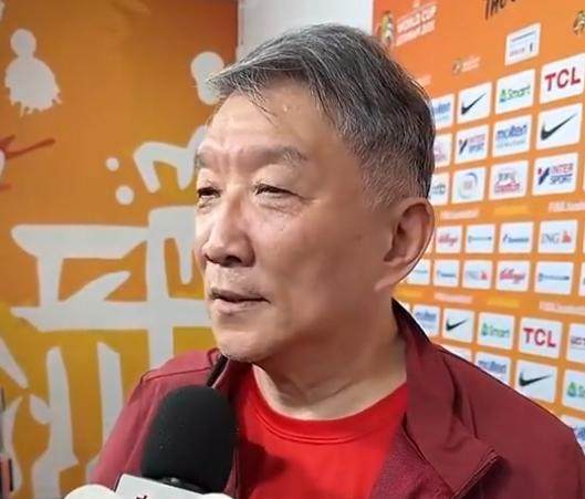 星空体育宫鲁鸣回应李月汝缺席世界杯:内线实力减了不少分
