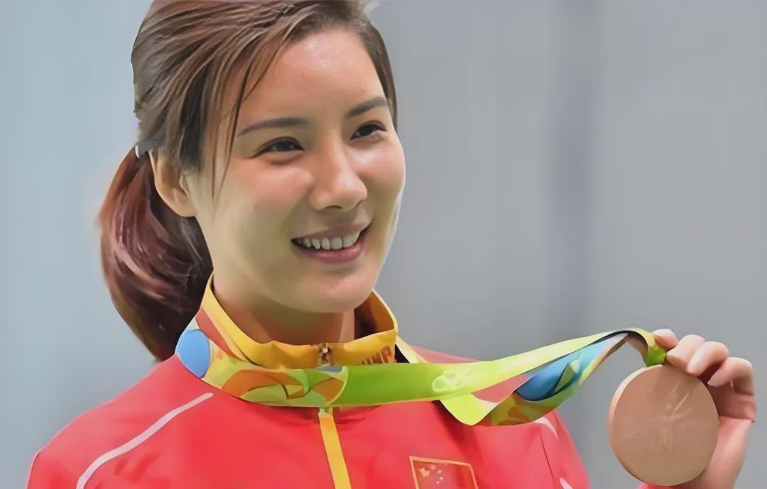 星空体育44岁奥运冠军杜丽近况曝光!嫁师弟庞伟育有一子,结婚17年被宠成公主